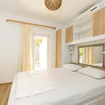Tiho\'S Apartments